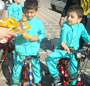 خمام - برگزاری مسابقه دوچرخه سواری به مناسبت هفته تربیت بدنی و مراسم روز جهانی غذا