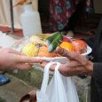 کمک به نیازمندان در جشن یلدا با اهدای کالا