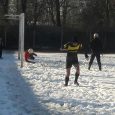 تمرین فوتبال تیم نوجوانان شهرداری خمام در زمین پوشیده از برف