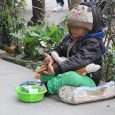 تصویری دلخراش از تکدی‌گری یک کودک در آستانه نوروز
