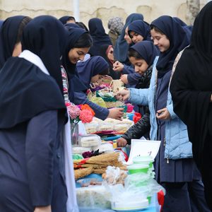 خمام - بازارچه کارآفرینی دانش‌آموزی در دبیرستان دخترانه دهخدا برگزار شد