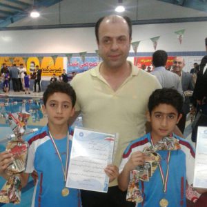 خمام - سام و پارسا زیده‌سرایی به مدال طلای جشنواره شنای زیر ۱۰ سال گیلان دست یافتند